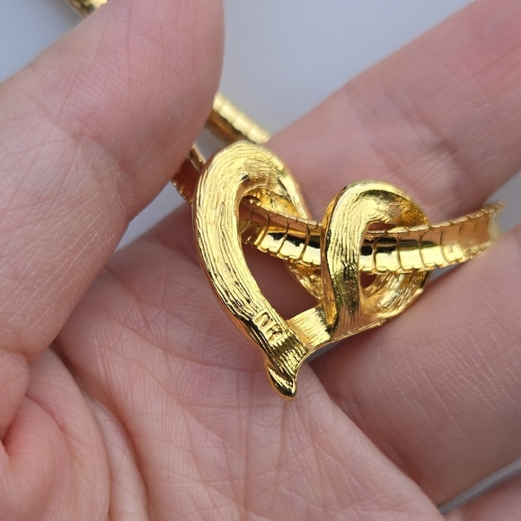 Avon Vlegant Gold Tone Heart Rehnistones Collar Necklace - Picture 9 of 17